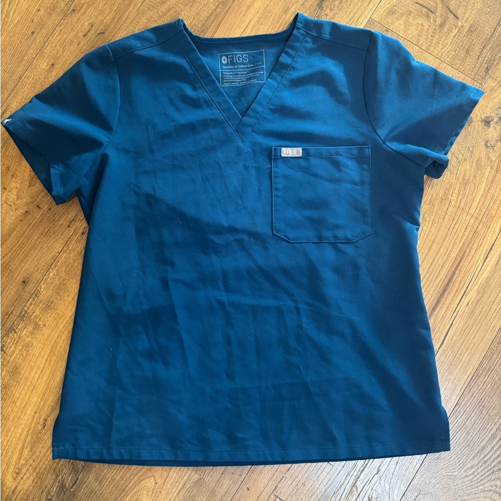 FIGS Scrubs Women’s Catarina top in Electric Blue size Small Petite